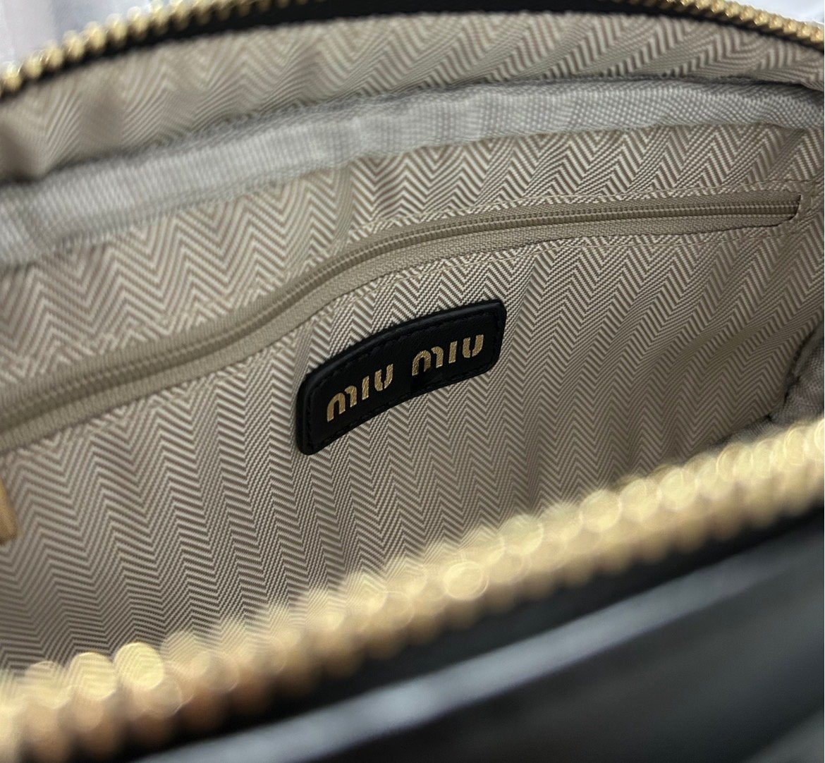 MIU MIU ΤΣΑΝΤΑ ΜΑΥΡΗ